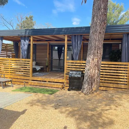 אתר קמפינג Mobile La Vida ביוגראד נה מורו