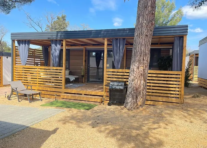 אתר קמפינג Mobile La Vida ביוגראד נה מורו