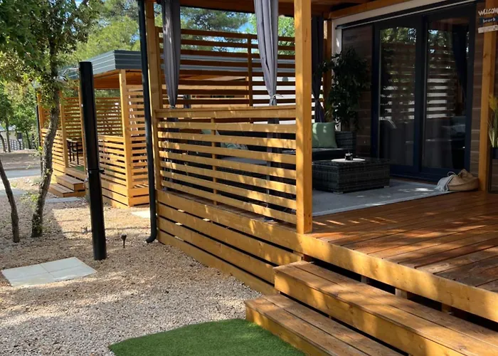 אתר קמפינג Mobile La Vida ביוגראד נה מורו