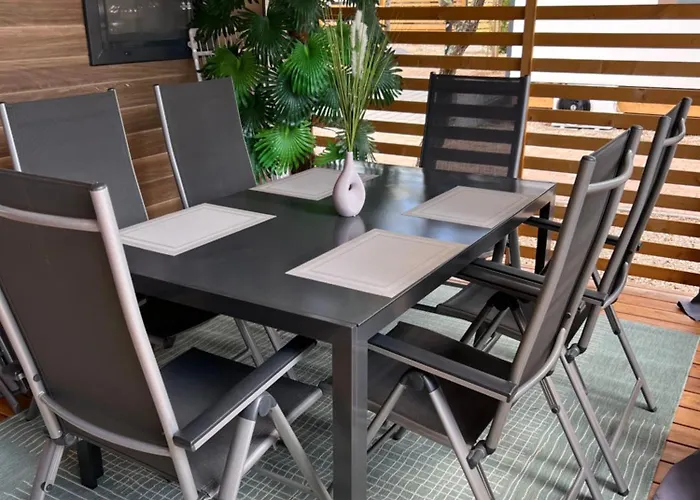 אתר קמפינג Mobile La Vida ביוגראד נה מורו